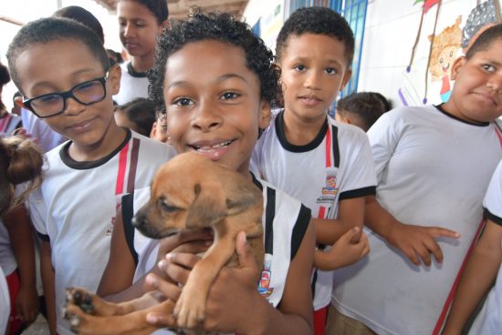 Abril Laranja mobiliza escolas de Alagoinhas com ações de conscientização sobre proteção animal