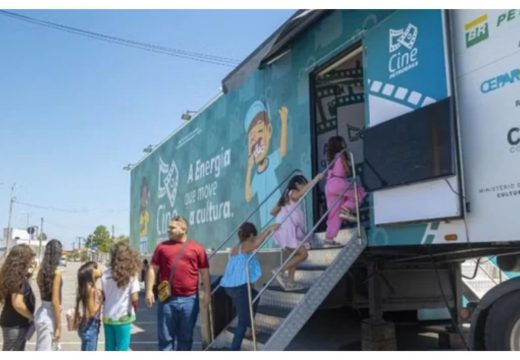 Alagoinhas recebe carreta do Cine Petrobrás