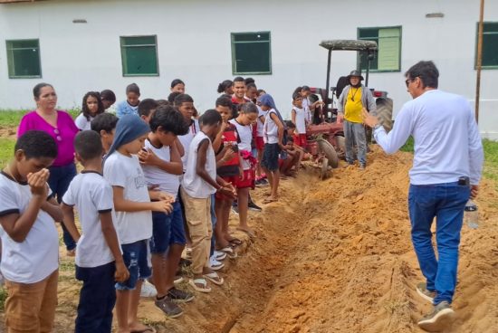 Crianças da Escola do Campo de Alagoinhas aprendem sobre práticas agrícolas sustentáveis