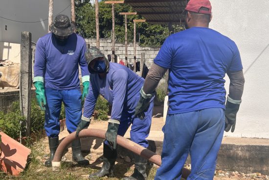 Saae intensifica combate ao Aedes aegypti com limpeza de fossas e retirada de lixo na Vila de São Pedro