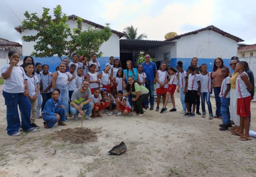 Prefeitura de Alagoinhas promove ação do Maio Laranja na Escola Roberto Santos