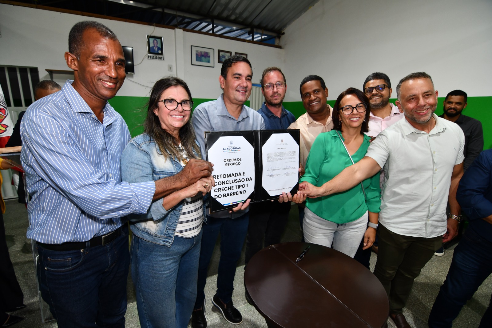 Retumar Gustavo Carmo assina ordem de serviço para retomar obra de creche do ...