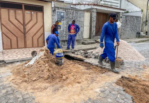 Prefeitura realiza obra de drenagem na Travessa 21 de Abril