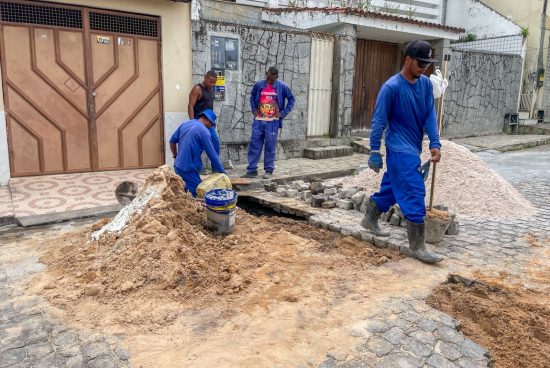 Prefeitura realiza obra de drenagem na Travessa 21 de Abril