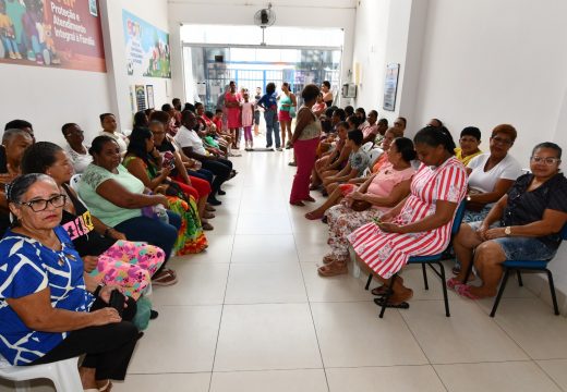 Sedes realiza ação coletiva em homenagem às mães no CRAS Mangalô