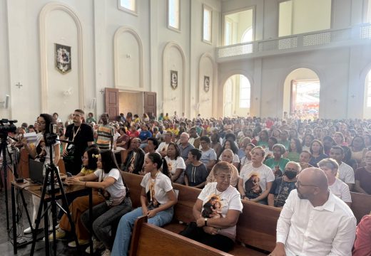 Trezena de Santo Antônio termina com procissão, missas e assinatura de concessão à Diocese
