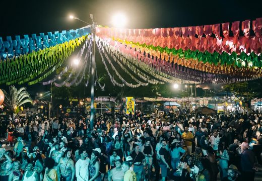 Vila de Santo Antônio reúne mais de 20 mil pessoas e abre alas para grandes shows no Carneirão