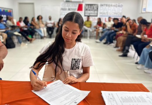 Prefeitura de Alagoinhas dá posse a 37 profissionais aprovados no REDA