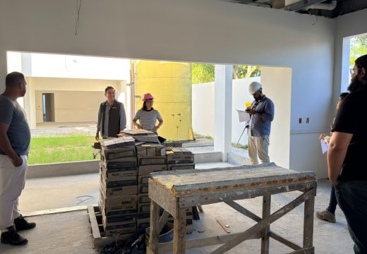 Prefeito de Alagoinhas visita obras de creche do Jardim Petrolar