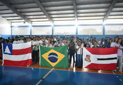 Abertura da 6ª Olimpíada Intercolegial de Alagoinhas reúne estudantes de diferentes redes de ensino em competição esportiva