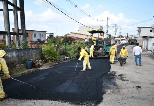 Alagoinhas: pavimentação avança na rua Inácio Bastos e chega à Thompson Flores nesta terça, 1 de setembro