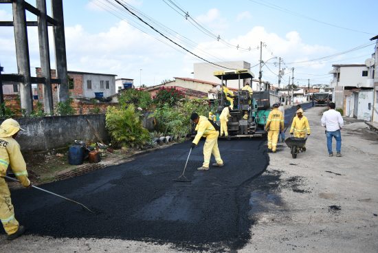Alagoinhas: pavimentação avança na rua Inácio Bastos e chega à Thompson Flores nesta terça, 1 de setembro
