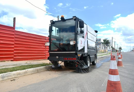 Alagoinhas amplia limpeza urbana com varredora automática