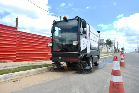 Alagoinhas amplia limpeza urbana com varredora automática