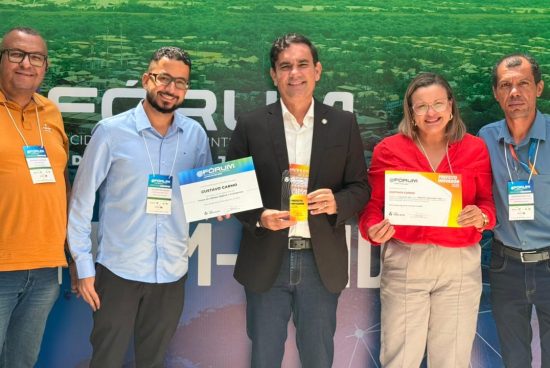 Gustavo Carmo recebe título de “Prefeito Inovador 2026” durante Fórum de Cidades Digitais e Inteligentes