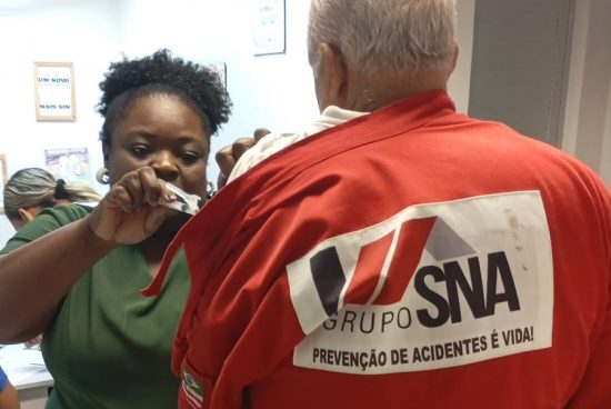 Ação de imunização leva proteção aos trabalhadores da empresa SNA em Buracica