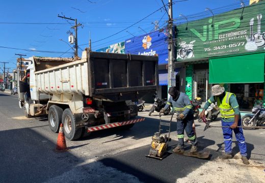 Operação tapa-buraco avança em ruas do bairro Santa Terezinha