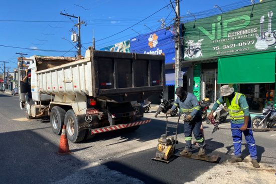 Operação tapa-buraco avança em ruas do bairro Santa Terezinha