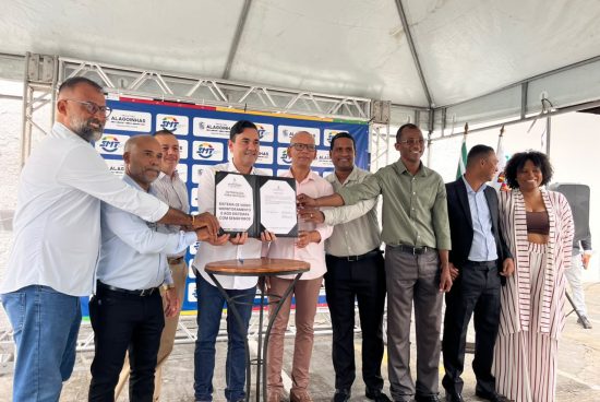 Alagoinhas assina ordem de serviço para semáforos inteligentes e videomonitoramento